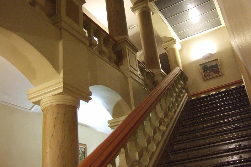 2011-05- (1469).JPG - In unserem 2-Sterne-Grand-Hotel erwartet uns ein fast schon feudales Treppenhaus mit Marmorsäulen